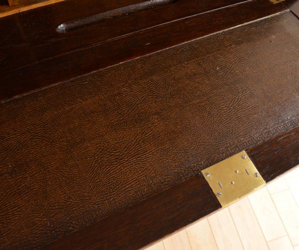 アンティーク家具 オシャレなアンティーク家具、イギリスのビューローブックケース。広い天板は作業がしやすくて重宝しますよ!きちんとお直ししているので、天板もキレイな状態です。(k-883-f)