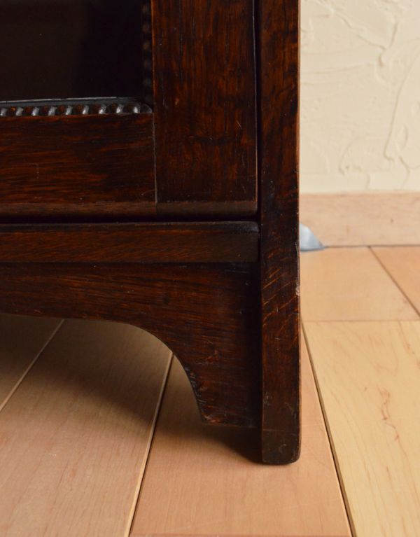 アンティーク家具 オシャレなアンティーク家具、イギリスのビューローブックケース。安定感のある脚がしっかり支えます。(k-883-f)