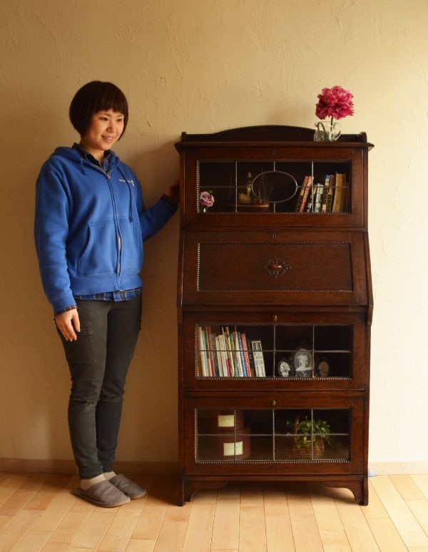 アンティーク家具 オシャレなアンティーク家具、イギリスのビューローブックケース。飾り棚とパソコンスペース、両方欲しい方にオススメなのが、このブックケースビューロー!整理しやすく、ディスプレイをたっぷり楽しめるのも魅力的です。(k-883-f)