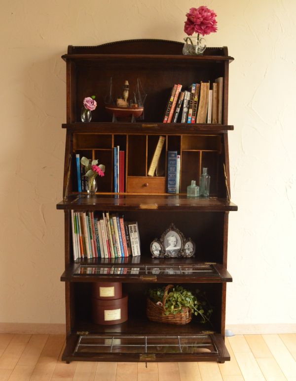 アンティーク家具 オシャレなアンティーク家具、イギリスのビューローブックケース。上下に飾り棚があるところが嬉しいですよね。(k-883-f)