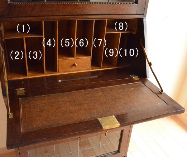 アンティーク家具 オシャレなアンティーク家具、イギリスのビューローブックケース。棚に書類や文房具をしまえば、ちょっとした書き物スペースに早変わりします。(k-883-f)