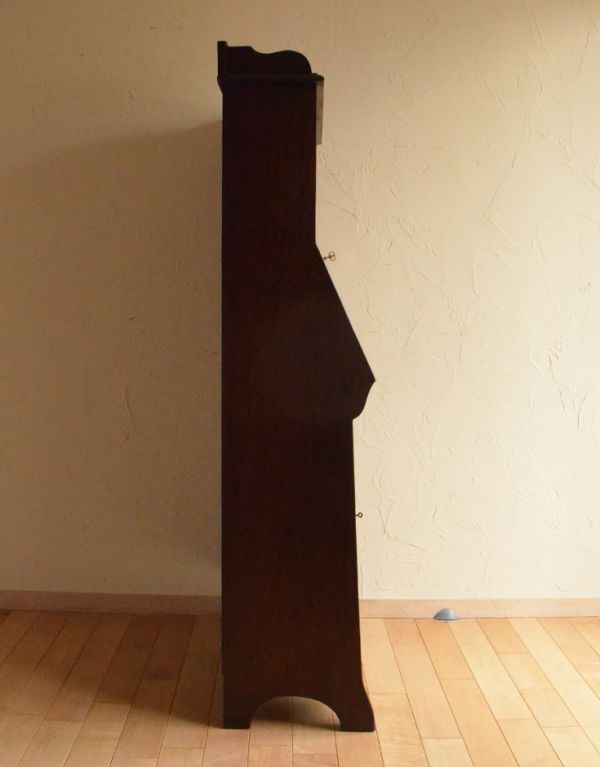 アンティーク家具 オシャレなアンティーク家具、イギリスのビューローブックケース。ビューロー部分を閉じると、すっきりしたキャビネットになります。(k-883-f)