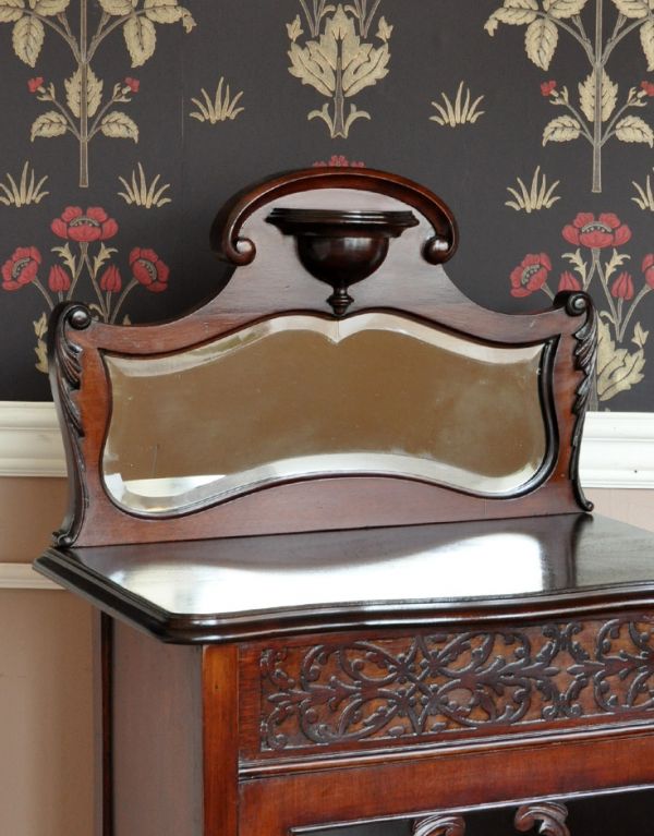 アンティーク家具 華やかなアンティーク家具、マホガニー材のペディスタルキャビネット(飾り棚)。小さなミラーがついています。(k-884-f)