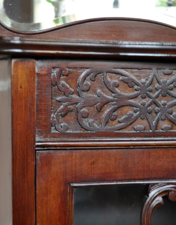 アンティーク家具 華やかなアンティーク家具、マホガニー材のペディスタルキャビネット(飾り棚)。とっても美しい彫の装飾です。(k-884-f)