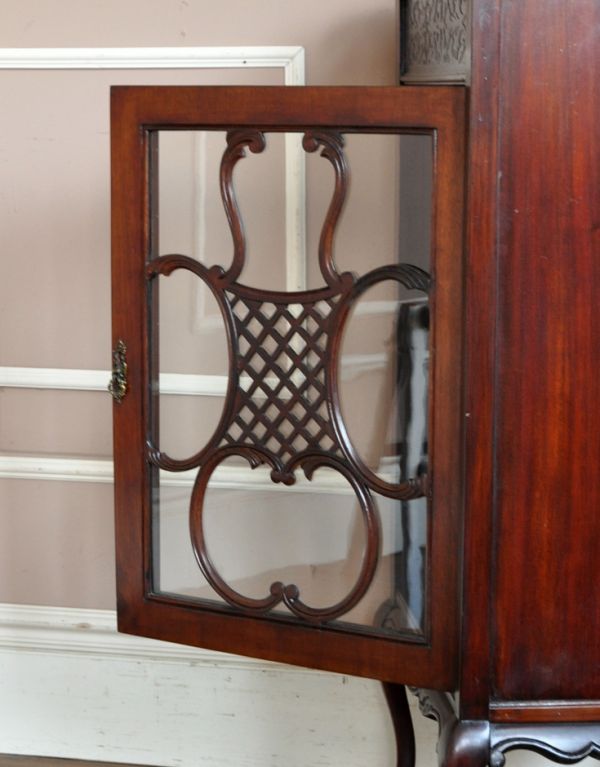 アンティーク家具 華やかなアンティーク家具、マホガニー材のペディスタルキャビネット(飾り棚)。外国製のインテリアは装飾があちこちにあるので、どこに置いても絵になります。(k-884-f)