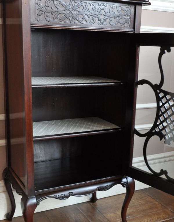アンティーク家具 華やかなアンティーク家具、マホガニー材のペディスタルキャビネット(飾り棚)。3段に分けて細かく整理整頓できるのが嬉しいですね。(k-884-f)