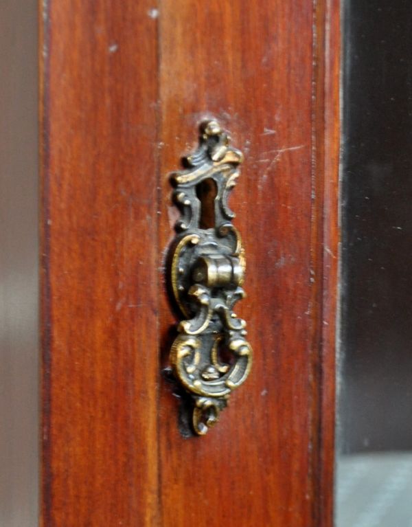 アンティーク家具 華やかなアンティーク家具、マホガニー材のペディスタルキャビネット(飾り棚)。アンティークならではの凝った形の取っ手です。(k-884-f)