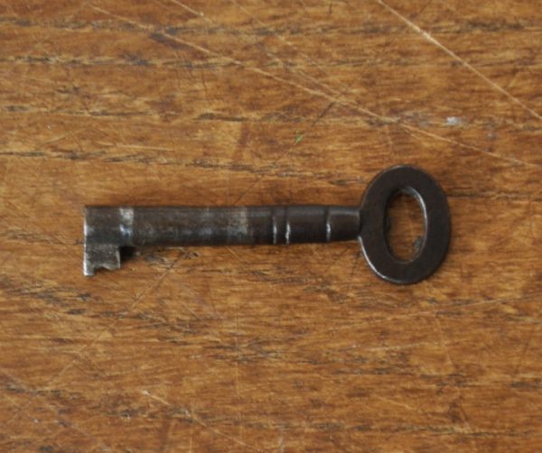 アンティーク家具 華やかなアンティーク家具、マホガニー材のペディスタルキャビネット(飾り棚)。アンティークの鍵です。(k-884-f)