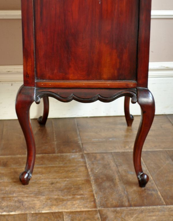 アンティーク家具 華やかなアンティーク家具、マホガニー材のペディスタルキャビネット(飾り棚)。しなやかなラインの猫脚がキャビネットをしっかり支えてくれます。(k-884-f)