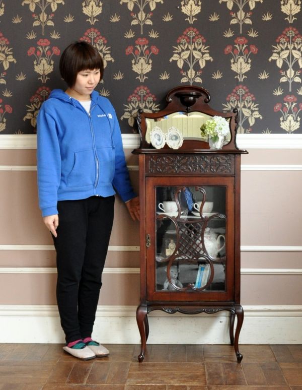 アンティーク家具 華やかなアンティーク家具、マホガニー材のペディスタルキャビネット(飾り棚)。リビングや寝室、玄関などで試してみてください。(k-884-f)