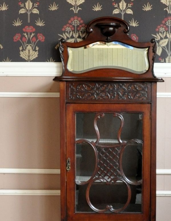 アンティーク家具 華やかなアンティーク家具、マホガニー材のペディスタルキャビネット(飾り棚)。アンティークならではのなんとも美しいデザインです。(k-884-f)