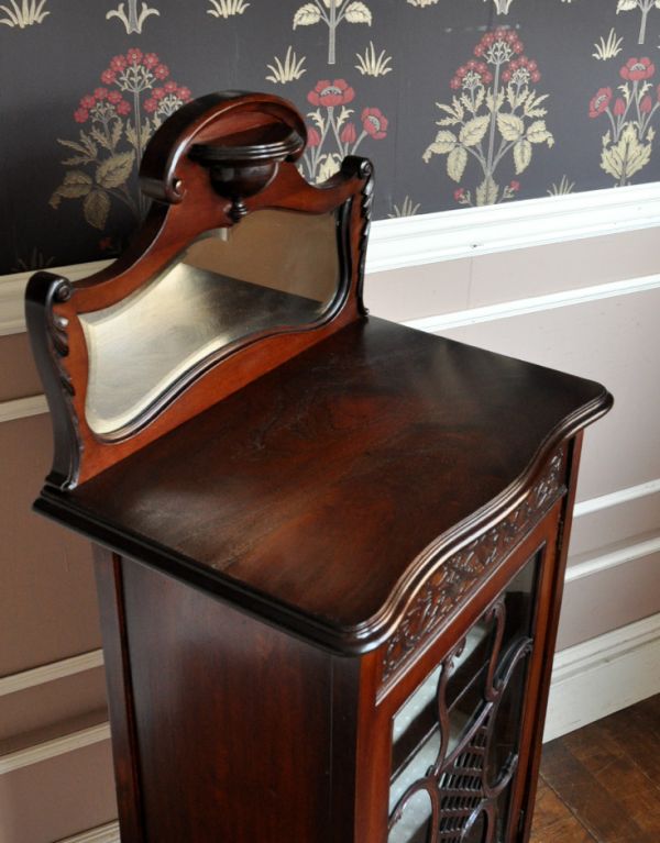 アンティーク家具 華やかなアンティーク家具、マホガニー材のペディスタルキャビネット(飾り棚)。天板もピカピカにお直ししました。(k-884-f)