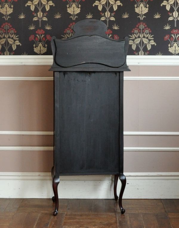 アンティーク家具 華やかなアンティーク家具、マホガニー材のペディスタルキャビネット(飾り棚)。キチンとメンテナンスしてあるので、裏側もキレイです。(k-884-f)