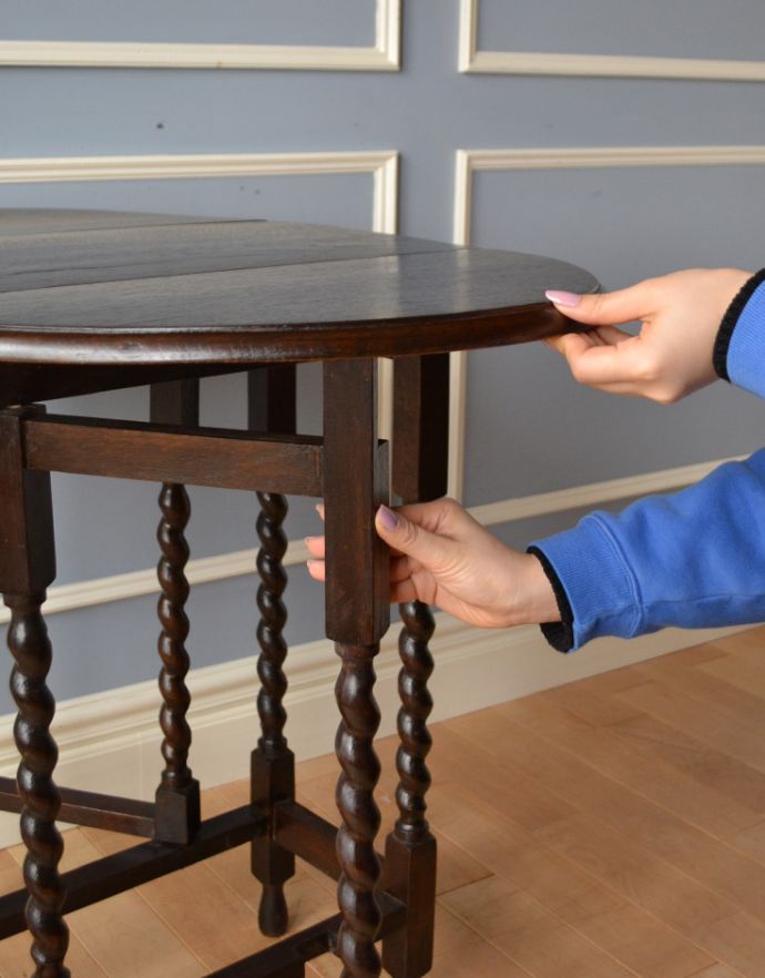 ロイドテーブル アンティーク家具 和室でも使えるアンティーク家具、ツイスト脚の小ぶりなゲートレッグテーブル。脚を引っ張り出すだけなので、組み立ても簡単!女性の力で大丈夫です。(k-887-f-1)