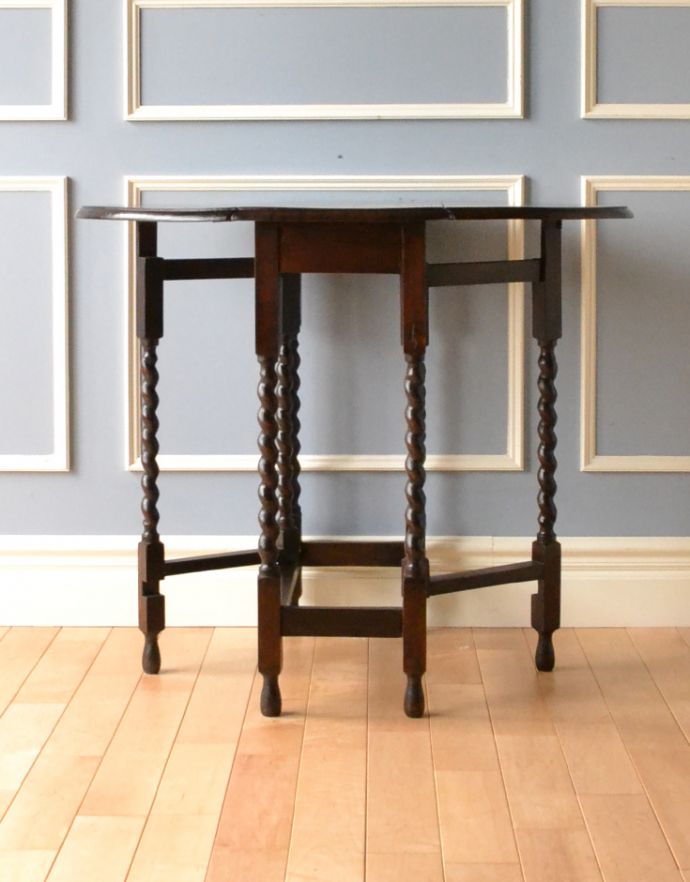 ロイドテーブル アンティーク家具 和室でも使えるアンティーク家具、ツイスト脚の小ぶりなゲートレッグテーブル。常に広げた状態でも十分にご使用頂けます。(k-887-f-1)