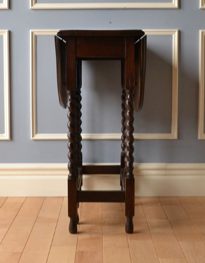 ロイドテーブル アンティーク家具 和室でも使えるアンティーク家具、ツイスト脚の小ぶりなゲートレッグテーブル。普段は折り曲げておいてパソコンをする時は広げて使ったり・・・。(k-887-f-1)