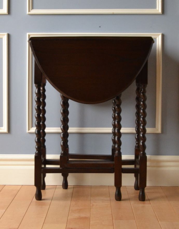 ロイドテーブル アンティーク家具 和室でも使えるアンティーク家具、ツイスト脚の小ぶりなゲートレッグテーブル。アンティークは新品ではないので、経年変化によるキズはありますが、専門の職人によって目立たないようにキレイにお直しをしています。(k-887-f-1)