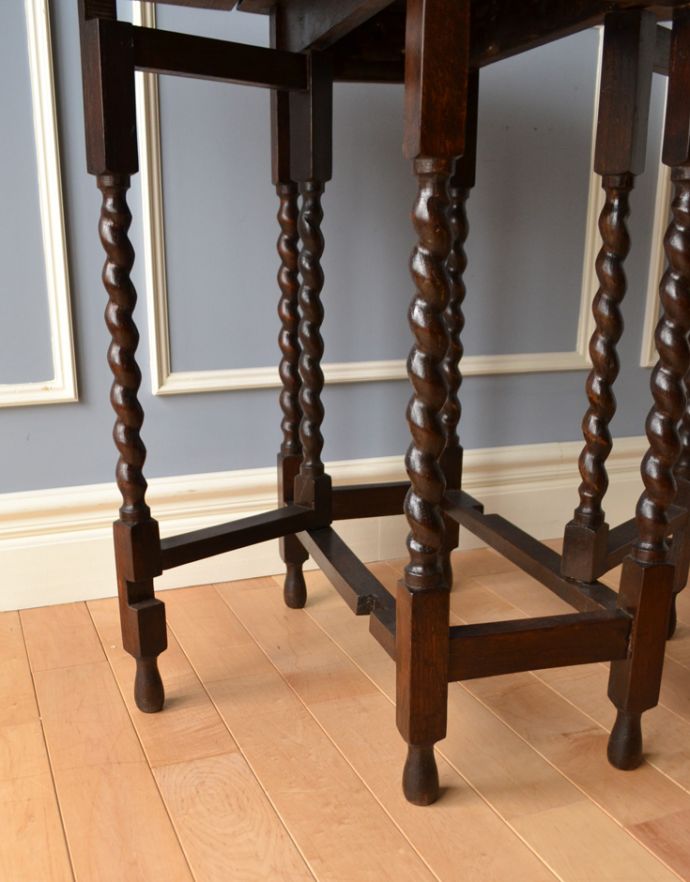 ロイドテーブル アンティーク家具 和室でも使えるアンティーク家具、ツイスト脚の小ぶりなゲートレッグテーブル。足元のデザインが凝っていて組み脚のようになっています。(k-887-f-1)