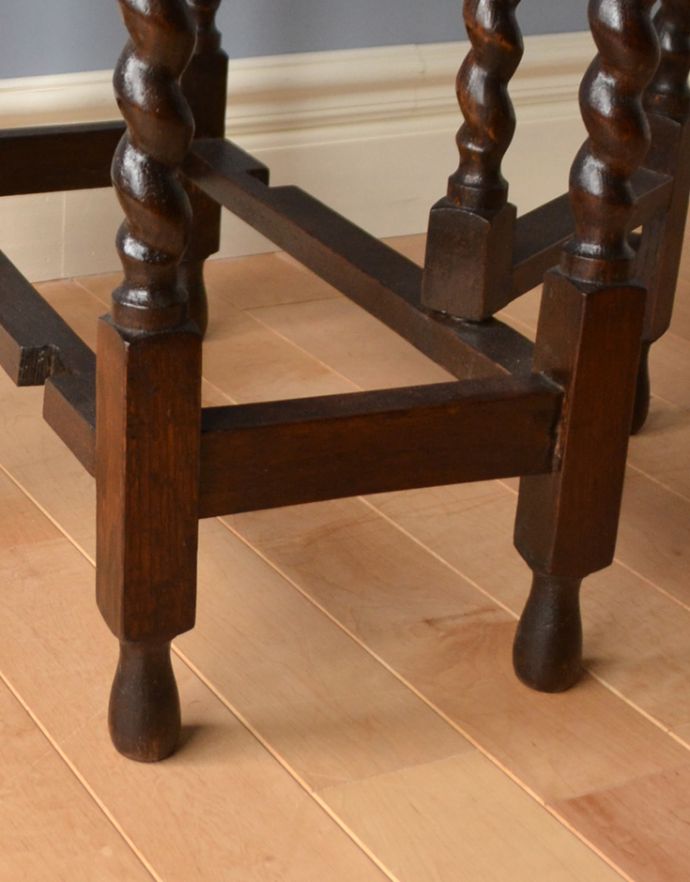 ロイドテーブル アンティーク家具 和室でも使えるアンティーク家具、ツイスト脚の小ぶりなゲートレッグテーブル。丸い足先が可愛いです。(k-887-f-1)