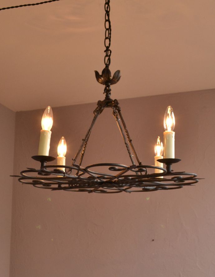 シャンデリア　照明・ライティング　フレンチスタイルのインテリア照明、アンティークのシャンデリア（Ｅ17シャンデリア球付）。シンプルなデザインなので、飽きることなく長くお使いいただけます。(k-890-z-1)