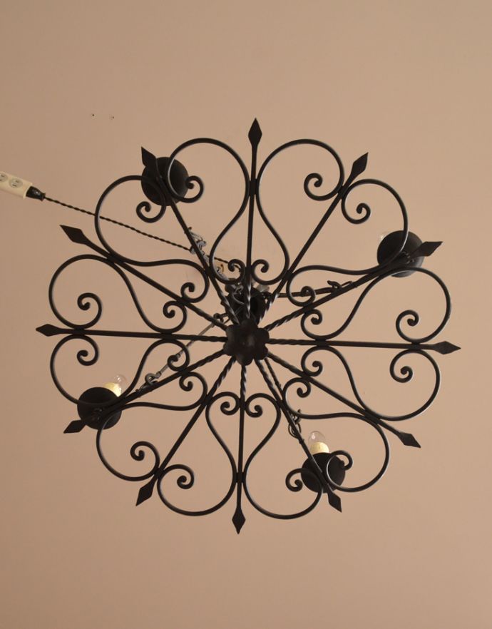 シャンデリア　照明・ライティング　フレンチスタイルのインテリア照明、アンティークのシャンデリア（Ｅ17シャンデリア球付）。お花のような、曲線が美しいデザインです。(k-890-z-1)