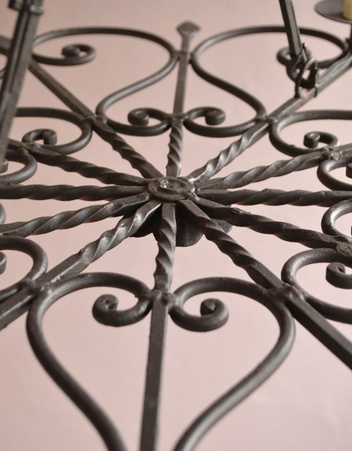 シャンデリア　照明・ライティング　フレンチスタイルのインテリア照明、アンティークのシャンデリア（Ｅ17シャンデリア球付）。隅々までこだわったデザインなのでどこから見ても楽しめます。(k-890-z-1)