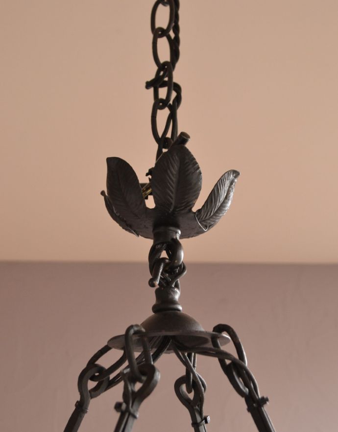 シャンデリア　照明・ライティング　フレンチスタイルのインテリア照明、アンティークのシャンデリア（Ｅ17シャンデリア球付）。チェーンの途中にもお洒落な装飾が付いています。(k-890-z-1)