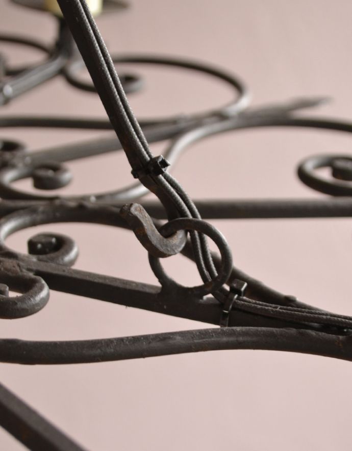 シャンデリア　照明・ライティング　フレンチスタイルのインテリア照明、アンティークのシャンデリア（Ｅ17シャンデリア球付）。アンティークは新品ではないので、経年変化によるキズはありますが、専門の職人によって目立たないようにキレイにお直しをしています。(k-890-z-1)