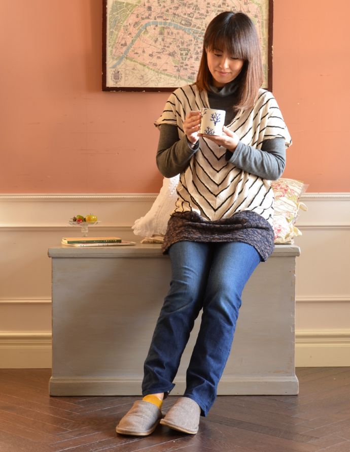 ブランケットボックス・収納ボックス　アンティーク家具　素敵なアンティーク家具、グレー色のブランケットボックス。お部屋のごちゃごちゃをスッキリ解決！１台２役の頼もしい家具です。(k-892-f-1)