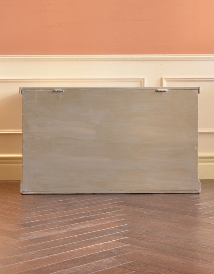 ブランケットボックス・収納ボックス　アンティーク家具　素敵なアンティーク家具、グレー色のブランケットボックス。きちんとメンテナンスしているので後ろから見ても美しいです。(k-892-f-1)