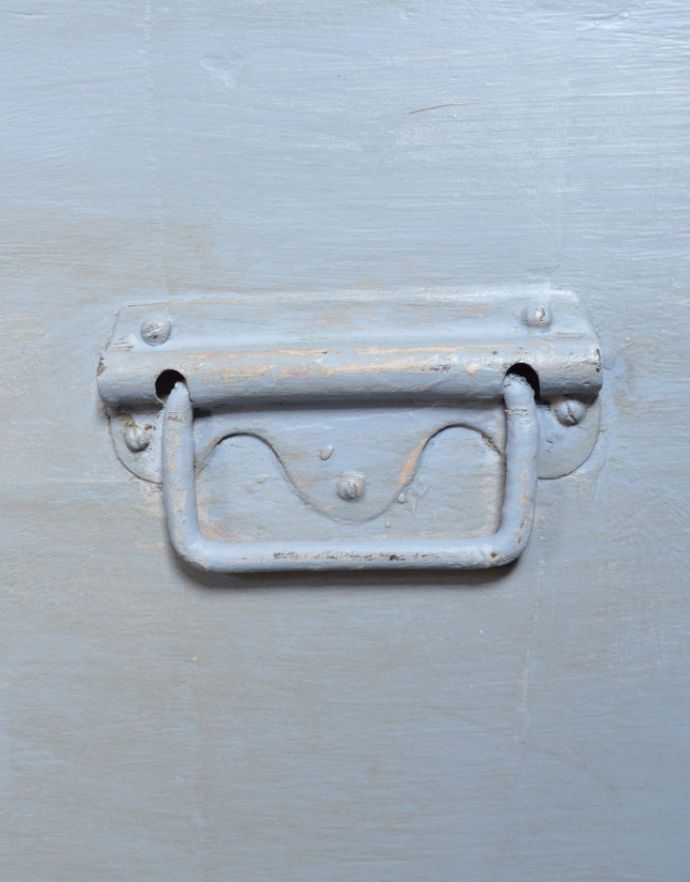 ブランケットボックス・収納ボックス　アンティーク家具　素敵なアンティーク家具、グレー色のブランケットボックス。味わい深い取っ手があります。(k-892-f-1)