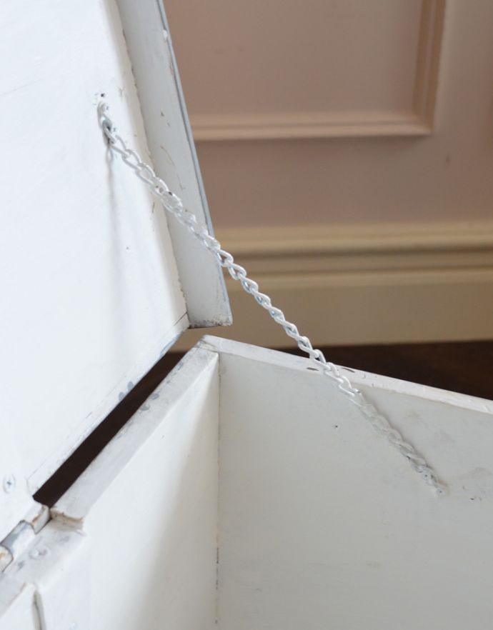 ブランケットボックス・収納ボックス　アンティーク家具　素敵なアンティーク家具、グレー色のブランケットボックス。蓋と箱はチェーンでつながっています。(k-892-f-1)