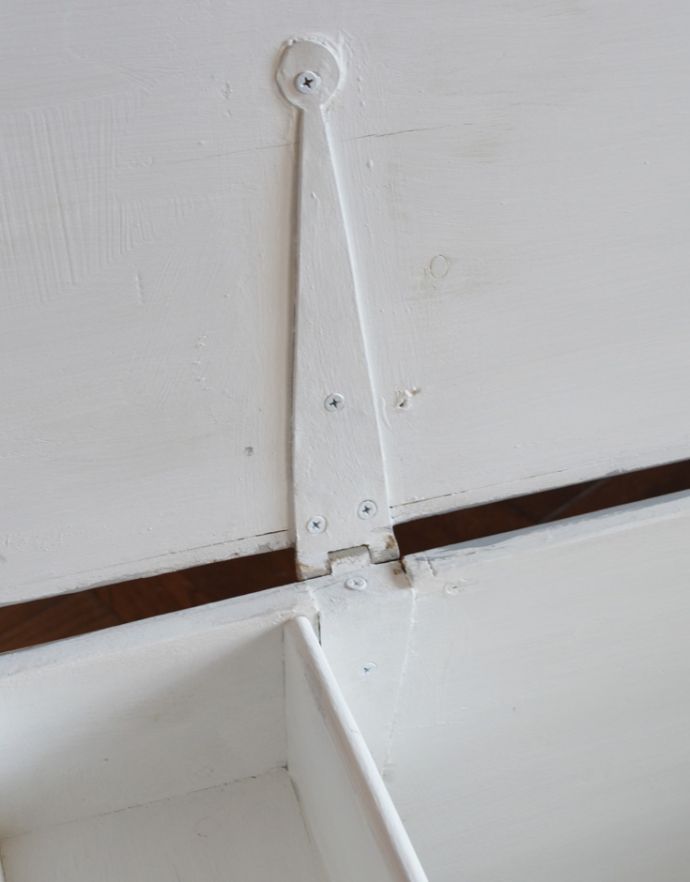 ブランケットボックス・収納ボックス　アンティーク家具　素敵なアンティーク家具、グレー色のブランケットボックス。蓋と本体をつなぐ金具です。(k-892-f-1)