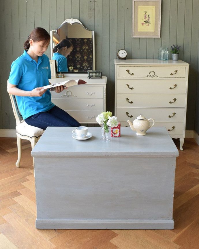 ブランケットボックス・収納ボックス　アンティーク家具　素敵なアンティーク家具、グレー色のブランケットボックス。いろんな使い方が出来る便利なBOXわが家ではソファの横に置いているのですが、お友達が来た時は、ソファの前に。(k-892-f-1)