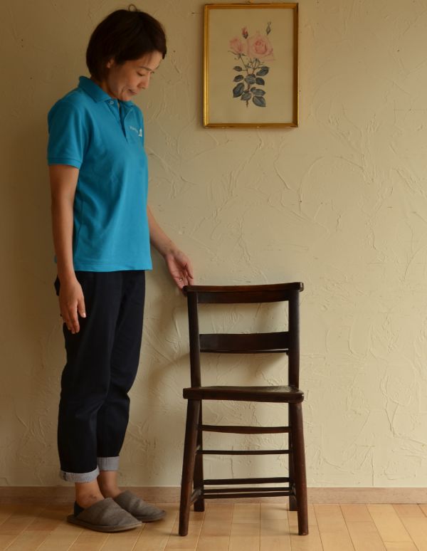 ダイニングチェア　アンティーク チェア　お部屋に合わせやすいイギリスアンティークの椅子、ブラウンのチャーチチェア。見ているだけで楽しくなるチャーチチェア。(k-894-c)