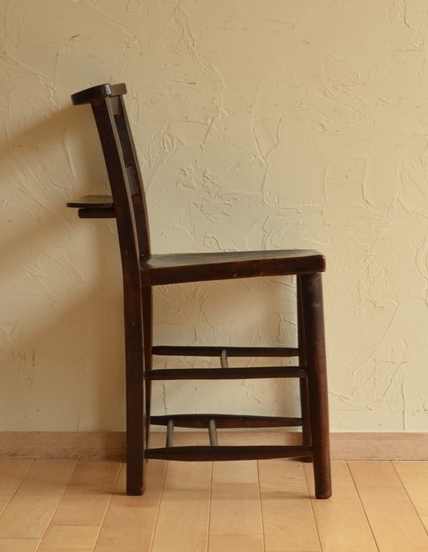 ダイニングチェア　アンティーク チェア　お部屋に合わせやすいイギリスアンティークの椅子、ブラウンのチャーチチェア。しっかりと支えてくてる背もたれの角度は、長く座っていても疲れません。(k-894-c)