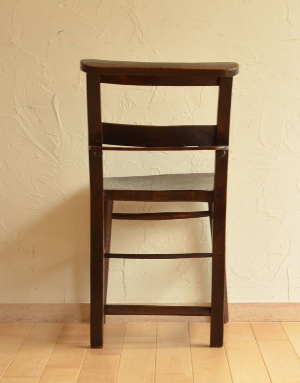 ダイニングチェア　アンティーク チェア　お部屋に合わせやすいイギリスアンティークの椅子、ブラウンのチャーチチェア。後ろから見てもスッキリとしたフォルムです。(k-894-c)