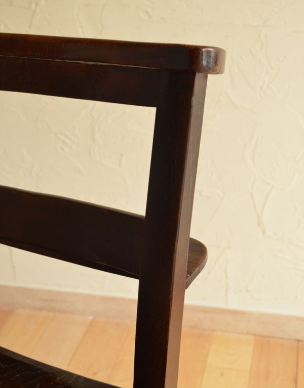 ダイニングチェア　アンティーク チェア　お部屋に合わせやすいイギリスアンティークの椅子、ブラウンのチャーチチェア。どこに置いてもアンティークの風合いたっぷりのチャーチチェアです。(k-894-c)