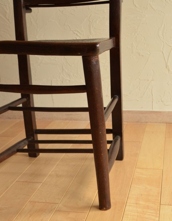 ダイニングチェア　アンティーク チェア　お部屋に合わせやすいイギリスアンティークの椅子、ブラウンのチャーチチェア。しっかりメンテナンスをしているので、大柄な男性が座っても大丈夫です。(k-894-c)