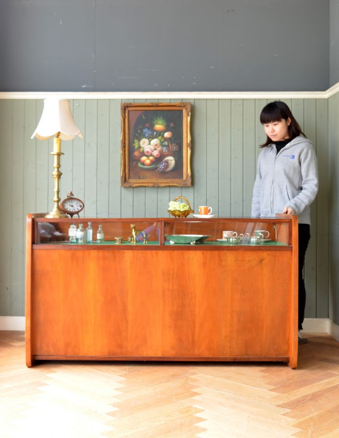 アンティークのキャビネット アンティーク家具 オシャレな北欧のヴィンテージ家具、ショップ用カウンター。ショップのような、おしゃれなカウンター。(k-895-f-1)
