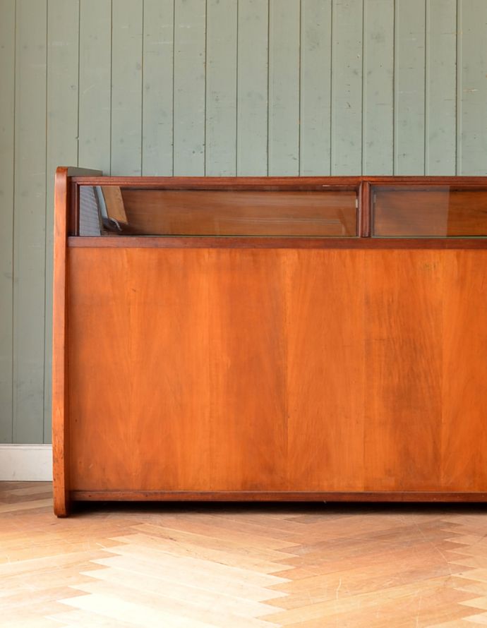 アンティークのキャビネット アンティーク家具 オシャレな北欧のヴィンテージ家具、ショップ用カウンター。見せるインテリアとして代わるものがない位、素敵ですよ。(k-895-f-1)