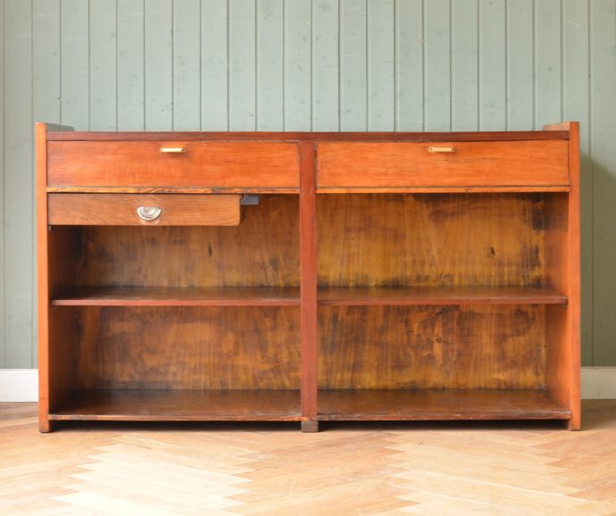 アンティークのキャビネット アンティーク家具 オシャレな北欧のヴィンテージ家具、ショップ用カウンター。裏は収納になっています。(k-895-f-1)