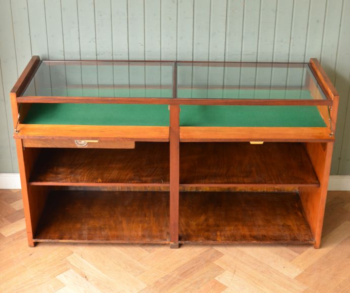 アンティークのキャビネット アンティーク家具 オシャレな北欧のヴィンテージ家具、ショップ用カウンター。DVDや本、漫画などをまとめて片付けられます。(k-895-f-1)