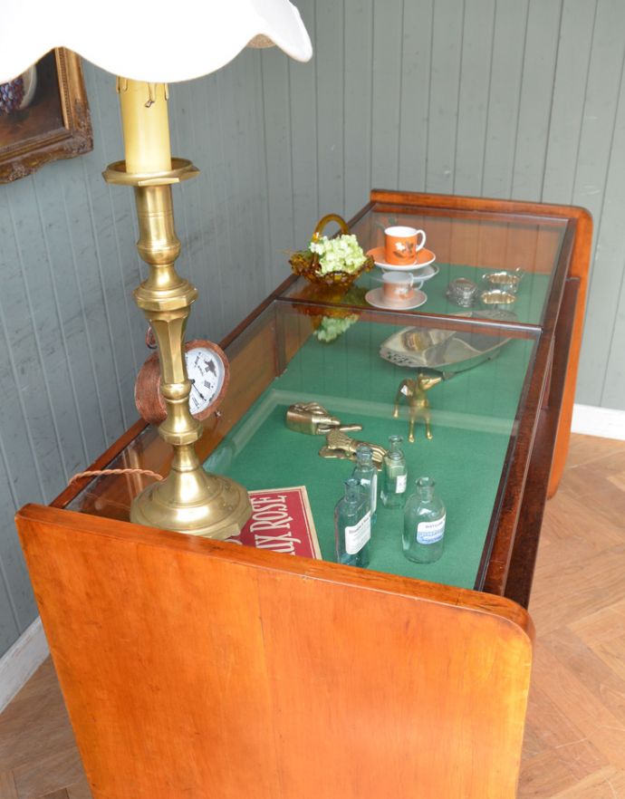 アンティークのキャビネット アンティーク家具 オシャレな北欧のヴィンテージ家具、ショップ用カウンター。たっぷりお片付けできるので、アクセサリーショップなどの細かい雑貨を扱っている店舗さんにはイチオシです!。(k-895-f-1)