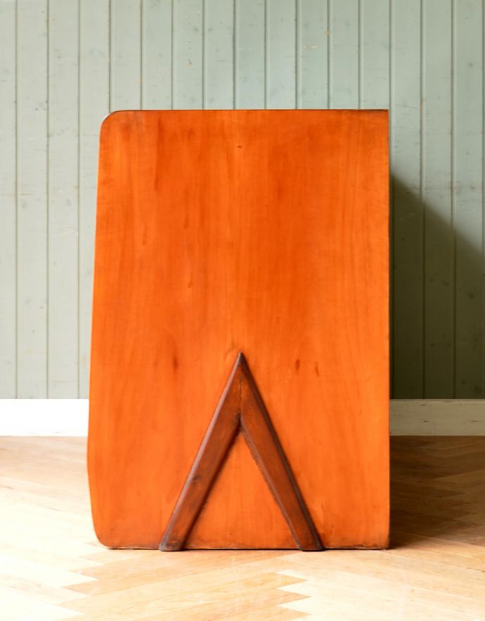 アンティークのキャビネット アンティーク家具 オシャレな北欧のヴィンテージ家具、ショップ用カウンター。サイドから見てもキレイな状態です。(k-895-f-1)