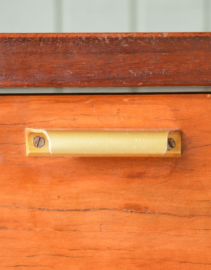 アンティークのキャビネット アンティーク家具 オシャレな北欧のヴィンテージ家具、ショップ用カウンター。ショーケースの出し入れをするときは、この取っ手を引きます。(k-895-f-1)