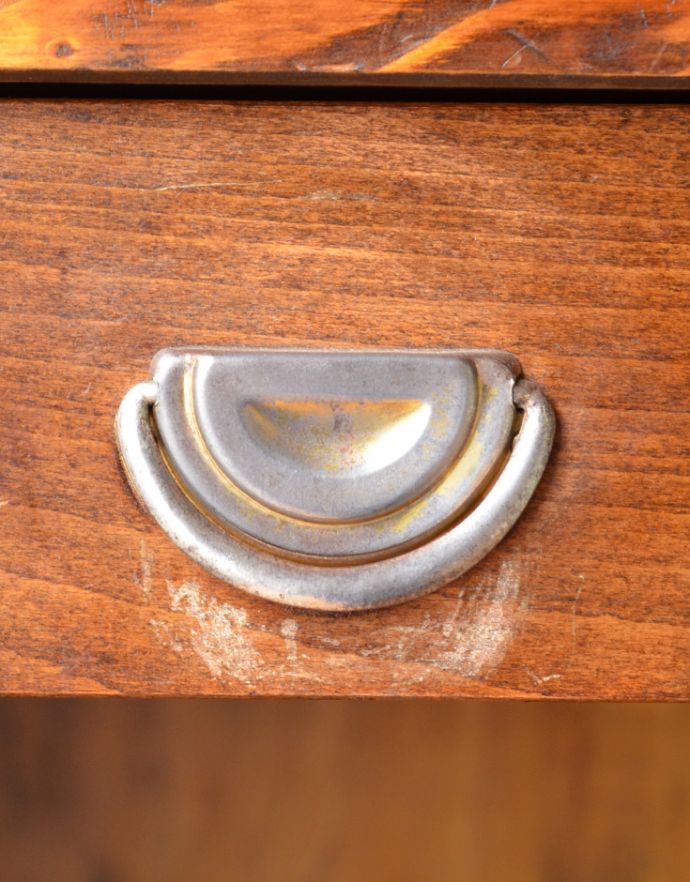 アンティークのキャビネット アンティーク家具 オシャレな北欧のヴィンテージ家具、ショップ用カウンター。引き出しやすい取っ手です。(k-895-f-1)