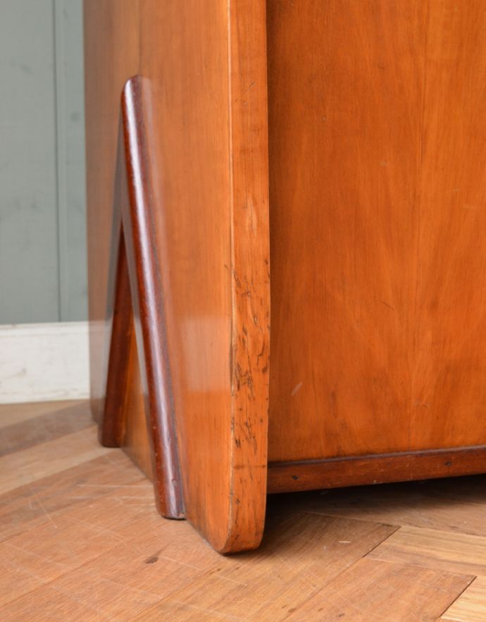 アンティークのキャビネット アンティーク家具 オシャレな北欧のヴィンテージ家具、ショップ用カウンター。しっかりキャビネットを支える安定感のある脚です。(k-895-f-1)