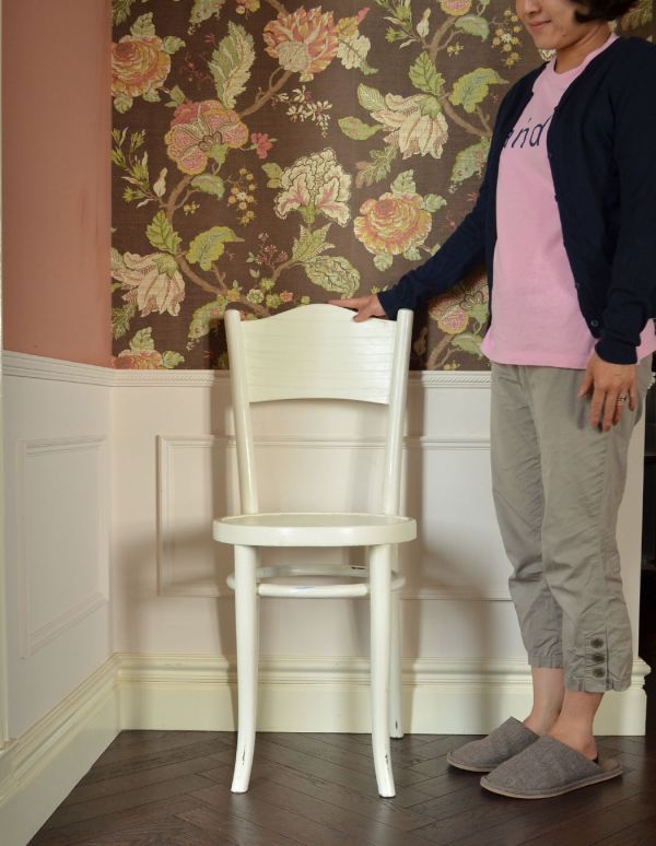 ベントウッドチェア　アンティーク チェア　英国のアンティークの椅子、白色ペイントのベントウッドチェア。真っ白なペイントチェアは、どんなテイストのお部屋に置いてもすんなりと馴染んでくれます。(k-898-c)