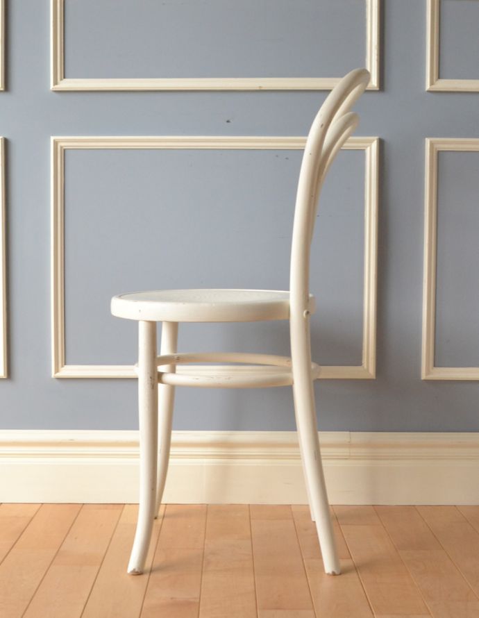 ベントウッドチェア　アンティーク チェア　ホワイト色のアンティークチェア、ダブルループのベントウッドチェア。ホワイトペイントと美しい曲線で女性らしい優しい雰囲気のチェアです。(k-900-c-1)